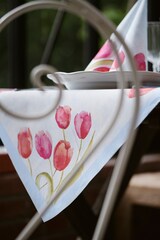 thumbnail of Duni Dunicel®-Mitteldecke 84 x 84 cm Painted Tulips, 100 Stk/Krt (5 x 20 Stk)