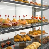 thumbnail of MBH - Vitrina de sobremesa 1000 mm con 2 estantes y gran visión para hostelería. Expositor profesional de cristal para bollería, panadería y bar.