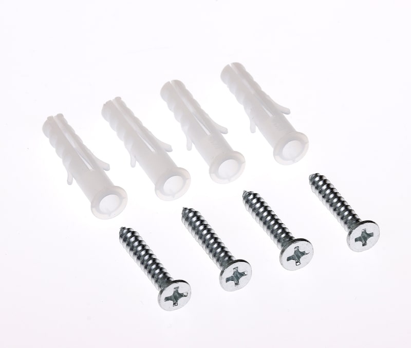 Sechs Dübel und Schrauben.