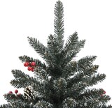 Ein künstlicher Weihnachtsbaum mit Beeren und Zapfen.