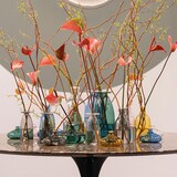 thumbnail of Vaso artesanal com flor em vidro borossilicato soprado à mão, cor rosa, capacidade 19cl, design decorativo elegante para uso interno e externo.