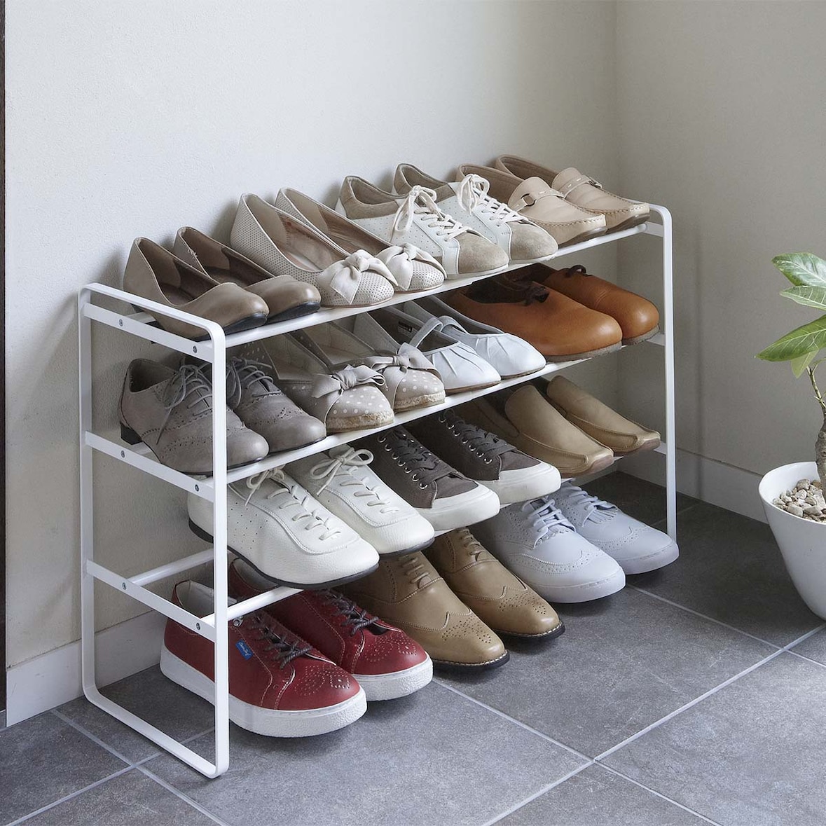 Yamazaki Schuhregal mit 3 Ablagen weiß ausziehbar platzsparend schmal Metall Schuhablage für 9-12 Paar Schuhe 41-70x46x25cm "FRAME"