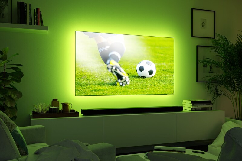 Ein Fernseher mit grünem Licht im Hintergrund.