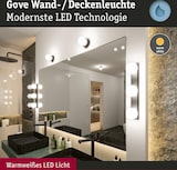 Ein Spiegel mit Lichtern und einem Waschbecken.
