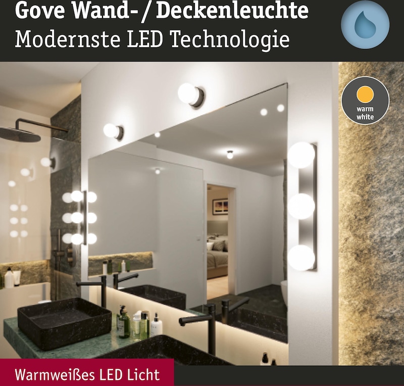 Ein Spiegel mit Lichtern und einem Waschbecken.