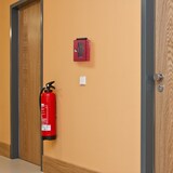 thumbnail of Relaxdays Notschlüsselkasten mit Glasscheibe, Hammer & Schlüssel, abschließbar, Metall, Notschlüsselbox, Notkasten, rot