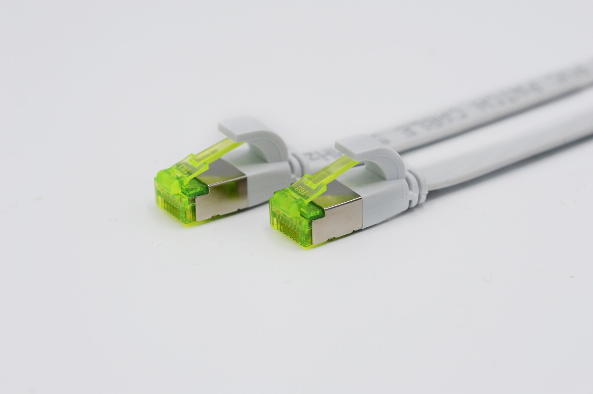 Helos ultra flaches Patchkabel U/FTP Cat 6a weiss 7,5m