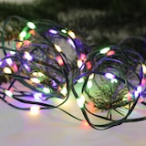 Lichterkette mit bunten Lichtern auf Tannenzweigen.