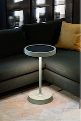 Eine runde Solarleuchte steht auf einem Tisch.