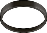 Ein schwarzer Ring mit einer abgeschrägten Kante.