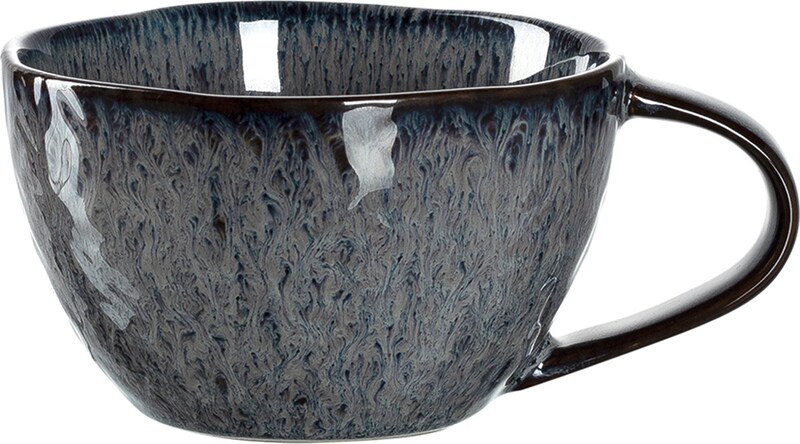 Eine graue Tasse mit einem Griff.