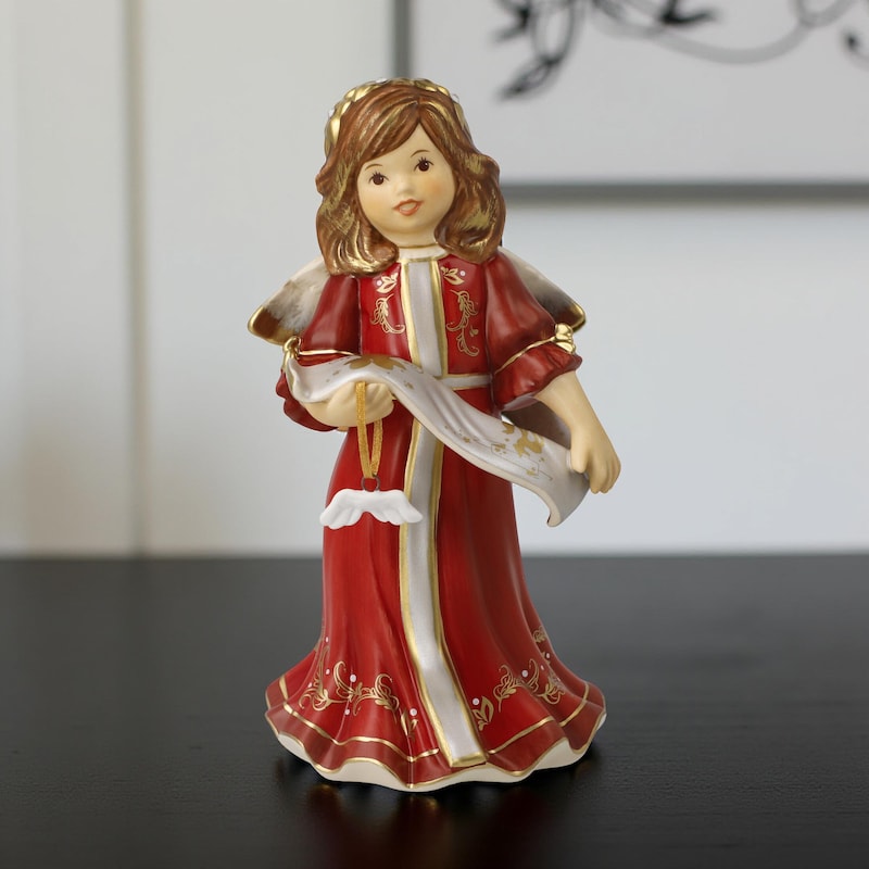 Eine Engelsfigur in rotem Gewand mit goldenen Akzenten.