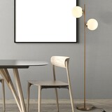 Ein moderner goldener Stehlampe mit zwei Kugeln.
