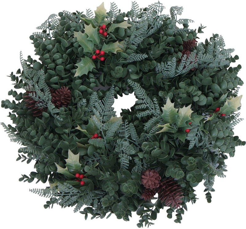 Ein grüner Kranz mit Beeren und Tannenzapfen.