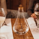thumbnail of Fles uit de Zafferano Pirolo-collectie, handgeblazen borosilicaatglas in amberkleur, met een unieke en verfijnde, gebeeldhouwde dop.