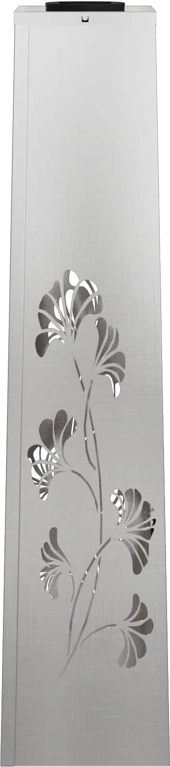 Eine silberne Lampe mit Blumenmuster.