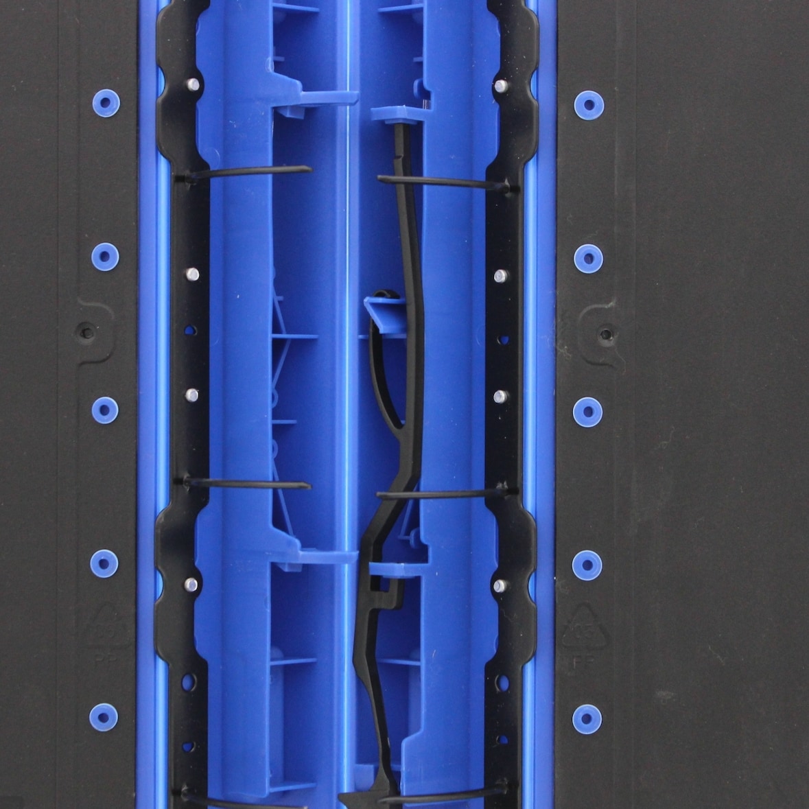 Präsentationsordner Ergogrip A4 50mm 4 Ringe schwarz/blau Packung mit 4 Stück