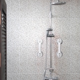 thumbnail of Relaxdays Sauggriff 2er Set, Haltegriff für Dusche & Badewanne, 70 kg, für Senioren, Wand, Vakuum Saugheber, weiß/grau