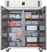 Gekühlte Lebensmittel in einem zweitürigen Kühlschrank.