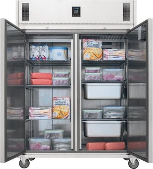 Gekühlte Lebensmittel in einem zweitürigen Kühlschrank.