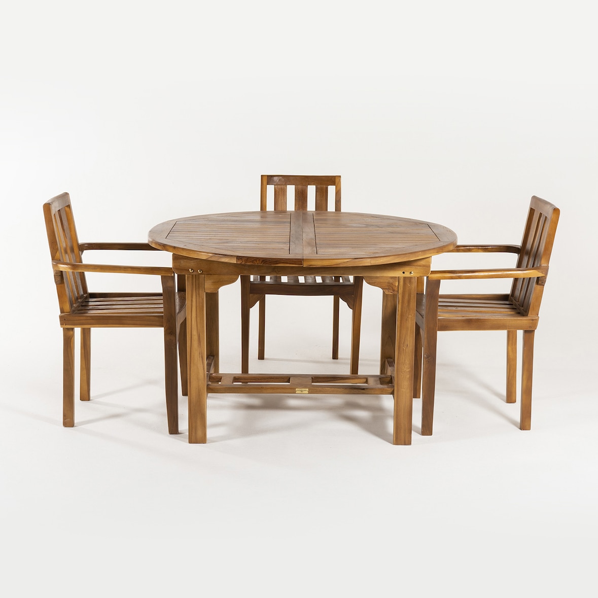 Conjunto de exterior. Mesa redonda extensível de 120/180 cm e 4 poltronas empilháveis de madeira de teca de grau A