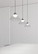 Drei Lampen mit konischem Schirm und Glühbirne.