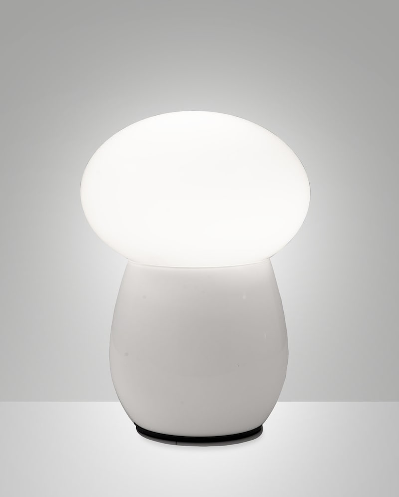 Eine weiße Pilzlampe auf einem Tisch.