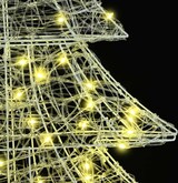 Ein dekorativer Weihnachtsbaum mit Lichtern.