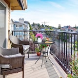 thumbnail of Relaxdays Gartentisch, mit Schirmloch, Gitter-Optik, wetterfest, Stahl, HxD: 72 x 70 cm, runder Balkontisch, anthrazit