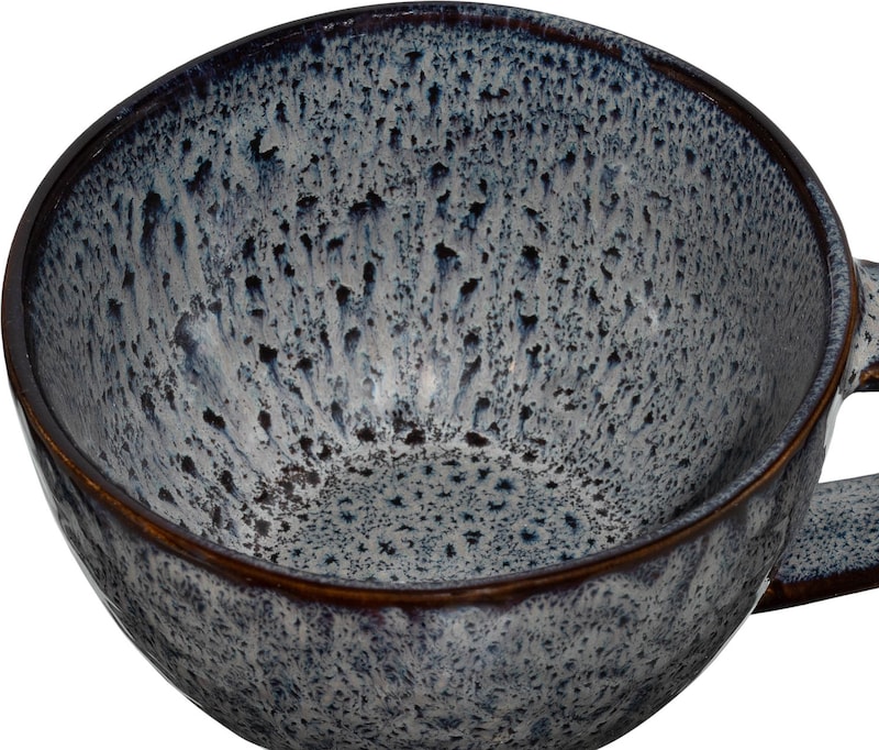 Eine graue Tasse mit braunem Rand.
