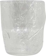 Um copo de plástico transparente com plástico enrugado.