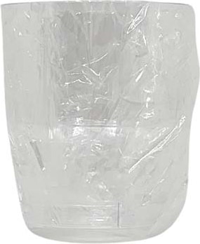Um copo de plástico transparente com plástico enrugado.