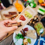 thumbnail of BIOZOYG 2000 Stück Einwegteller Wurstpappe 8x18+3cm, Pappteller rechteckig mit Abriss, weiß, Pappteller Bratwurstschale Pappgeschirr, nachhaltig