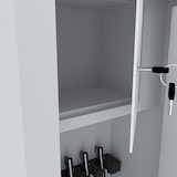 Un armadietto di sicurezza bianco aperto con chiavi.