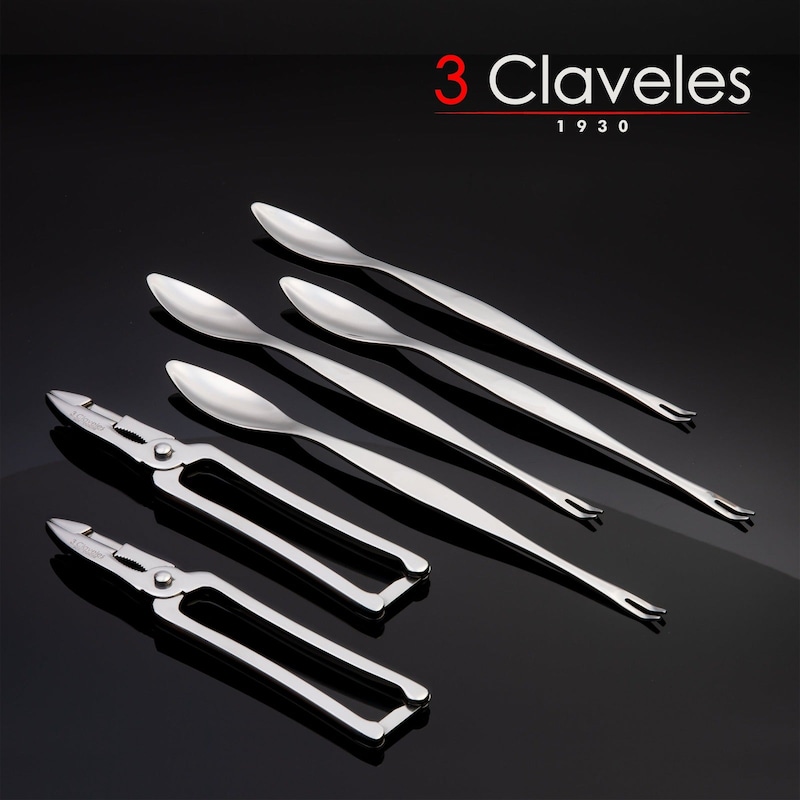 Un juego de tres cucharas y dos peladores.