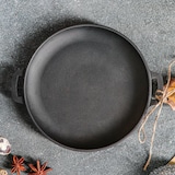 thumbnail of Gusseiserne Servierpfanne auf Holzbrett – ø 18 x 2,5 cm – Grillpfanne – Gusseisen – Grillen – Geschenk – PFAS-frei – Schwarz