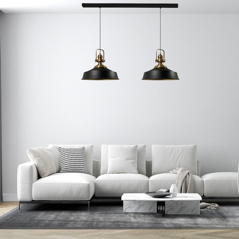 Zwei schwarze Pendelleuchten über einem Sofa.