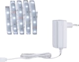 Ein weißes LED-Lichtband mit Netzteil.