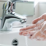 thumbnail of Relaxdays Eurospender 500 ml, Seifenspender Wandmontage, Desinfektionsmittelspender, Bügel-Mechanik, weiß