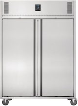 Ein großer, doppelter Edelstahlkühlschrank auf Rädern.