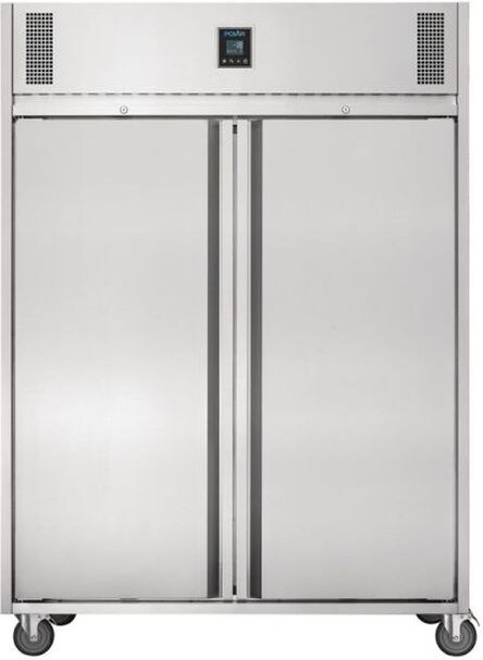 Ein großer, doppelter Edelstahlkühlschrank auf Rädern.