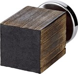 Ein hölzerner Kerzenhalter mit Metallsockel.