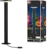 Eine schwarze Stehlampe mit farbigem Licht.