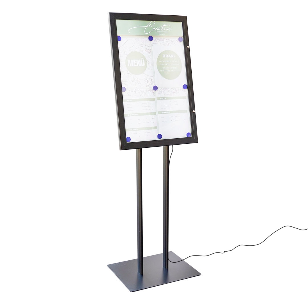 Danieli - Bacheca Magnetica con LED a Leggio con Anta Chiusura a Libro con Chiave da Terra - Bacheca per esterno Finitura Nera (4x A4 Luminosa)