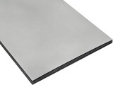 Ein Stapel grauer Platten mit schwarzem Rand.