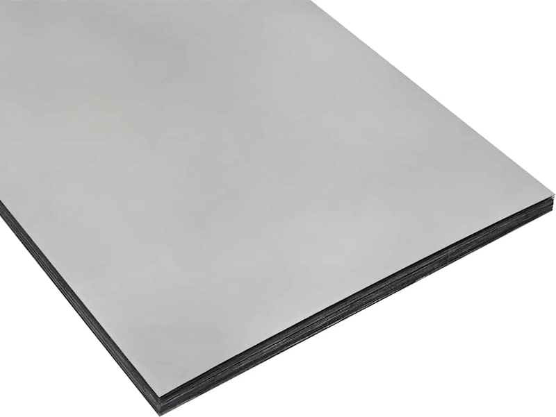 Ein Stapel grauer Platten mit schwarzem Rand.