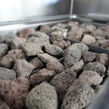 thumbnail of Churrasqueira a gás de pedra vulcânica industrial LUX WORLDMAI de 70 cm para restauração. Grelhador INOX de bancada para bar e restaurante.
