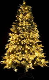 Ein beleuchteter Weihnachtsbaum mit Zapfen.