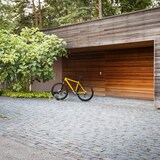 thumbnail of Relaxdays Fahrradständer Boden, für 4 Fahrräder, bis 50 mm Reifenbreite, Metall, Garage, Fahrrad-Aufstellständer, silber