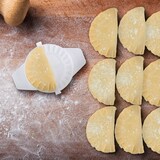 thumbnail of Relaxdays Ravioli Former 9er Set, Maultaschen, Empanada & Piroggen Ausstecher, rund, versch. Größen, Kunststoff, weiß